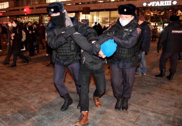 Más de 800 detenidos en Rusia en protestas contra la guerra en Ucrania