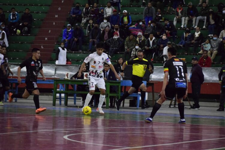 CRE y Fantasmas son líderes en la Liga Nacional de Futsal