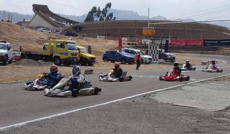 Pilotos de La Paz, Cochabamba y Santa Cruz se lucen en el karting