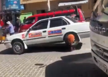 Suspenden licencia del chofer que condujo su vehículo con una grampa policial en una llanta