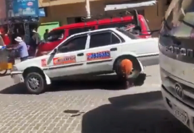 Suspenden licencia del chofer que condujo su vehículo con una grampa policial en una llanta