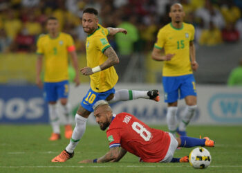Brasil deja en jaque el sueño mundialista de Chile al golearlo 4-0