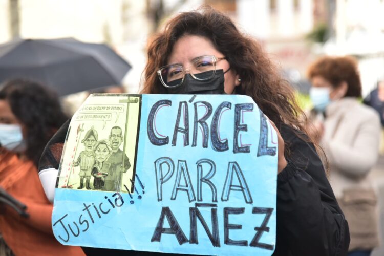 Juez rechaza pedido de Áñez de asistir presencialmente a su juicio, hay una vigilia frente al tribunal