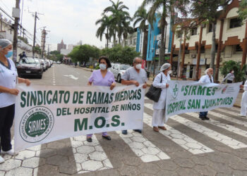 Médicos de Santa Cruz van al paro y no le temen a los descuentos