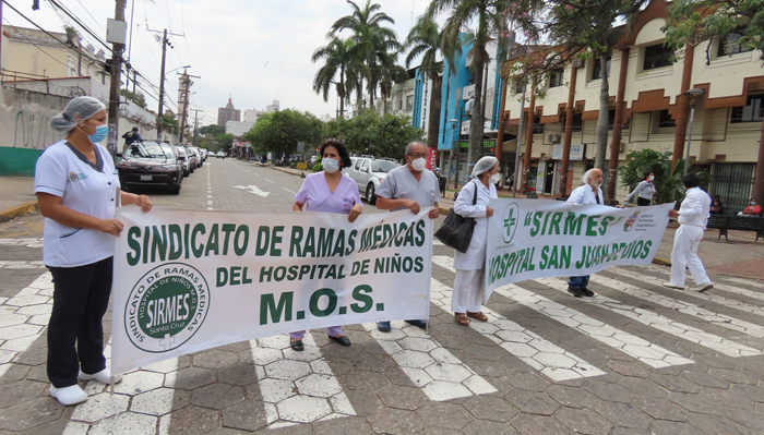 Médicos de Santa Cruz van al paro y no le temen a los descuentos