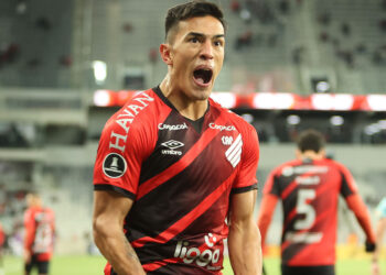 Paranaense derrota 2-0 a Libertad y sigue soñando con pasar a octavos de Libertadores