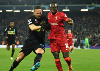 El Liverpool sufre pero avanza a cuartos de final de la Champions