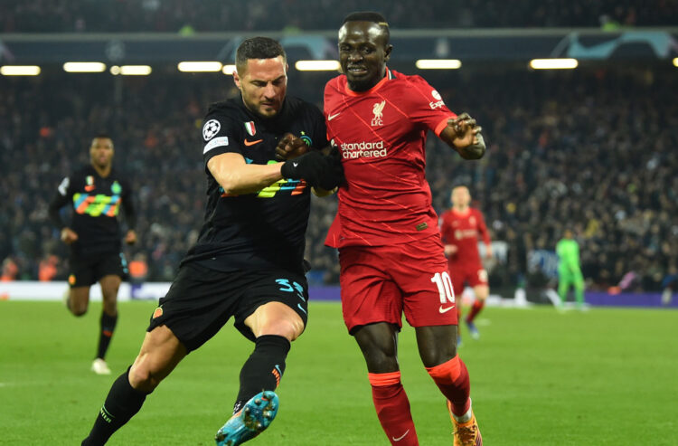 El Liverpool sufre pero avanza a cuartos de final de la Champions