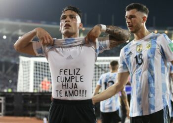 La clasificada Argentina vence a Colombia 1-0 y la aleja de Qatar-2022