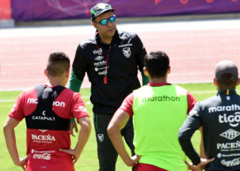 César Farías cumplirá su contrato y luego la FBF buscará a otro profesional