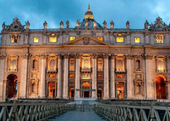 Espectáculo de luz y sonido sobre la fachada de la basílica de San Pedro, en Roma