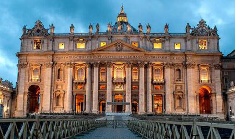 Espectáculo de luz y sonido sobre la fachada de la basílica de San Pedro, en Roma