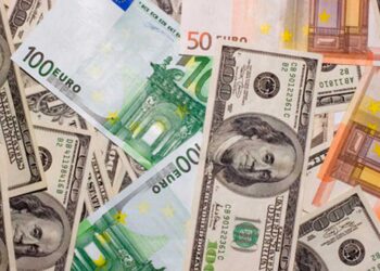 El euro registra su nivel más bajo frente al dólar en cinco años