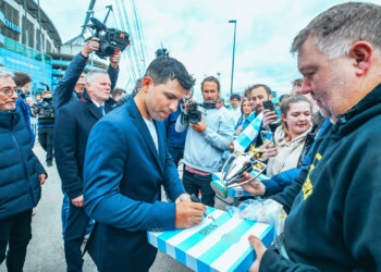 El Manchester City inaugura la estatua dedicada al argentino Sergio Agüero