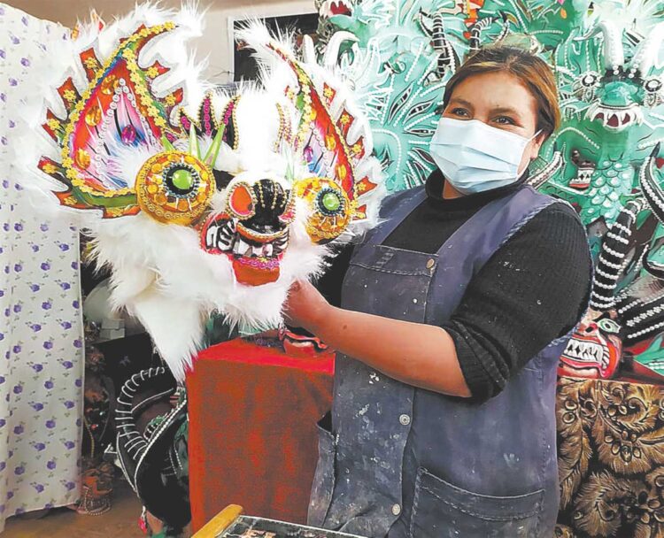 Artesanos: el Carnaval renace en Oruro
