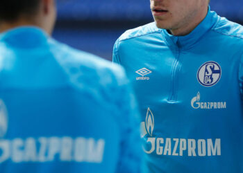 El Schalke alemán retira el nombre de Gazprom de sus camisetas tras invasión rusa a Ucrania