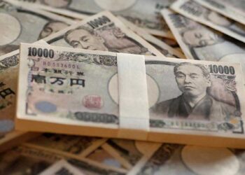 Yen japonés cae frente al dólar en su nivel más bajo en 20 años