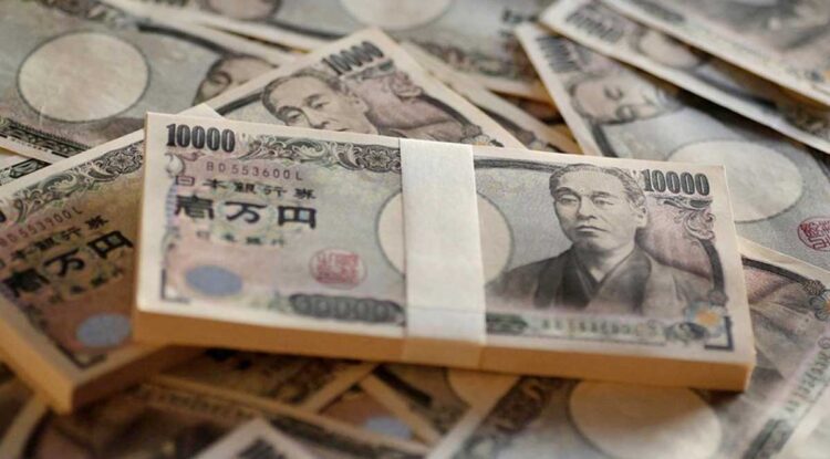 Yen japonés cae frente al dólar en su nivel más bajo en 20 años