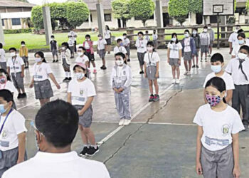 Estudiantes de primaria en una unidad educativa en Santa Cruz. Foto: Archivo LR