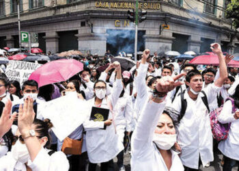 Médicos van al paro y el Gobierno advierte con controles y descuentos por ‘día no trabajado’