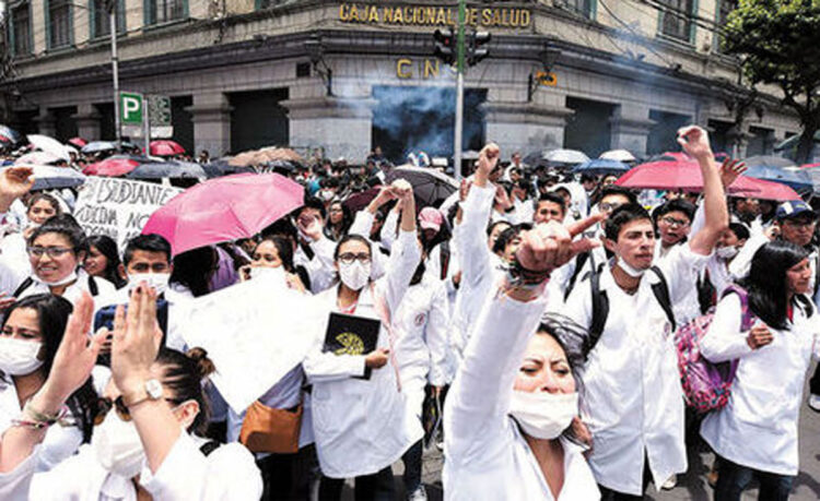 Médicos van al paro y el Gobierno advierte con controles y descuentos por ‘día no trabajado’