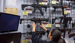 Nueva York prohíbe venta de armas semiautomáticas a menores de 21 años