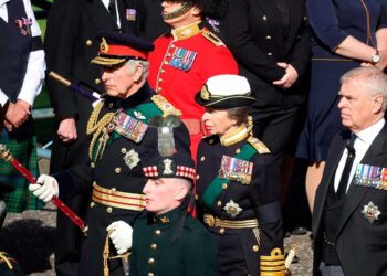 Carlos III encabeza la procesión fúnebre de Isabel II en Edimburgo