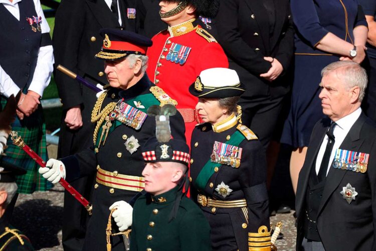 Carlos III encabeza la procesión fúnebre de Isabel II en Edimburgo