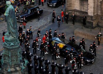 Los británicos comienzan a despedirse del féretro de Isabel II en Edimburgo