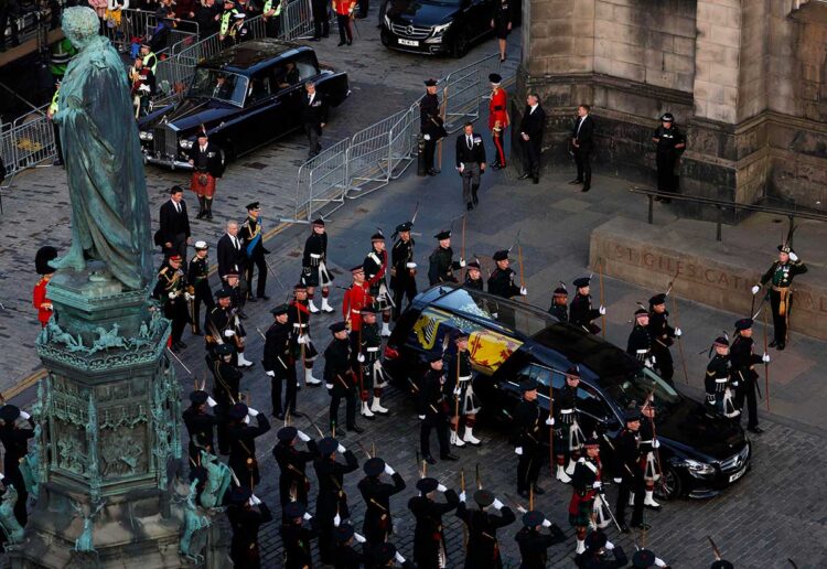 Los británicos comienzan a despedirse del féretro de Isabel II en Edimburgo