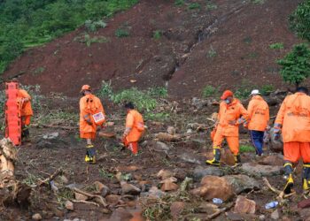 Al menos 11 muertos y 50 desaparecidos por deslizamiento de tierras en India