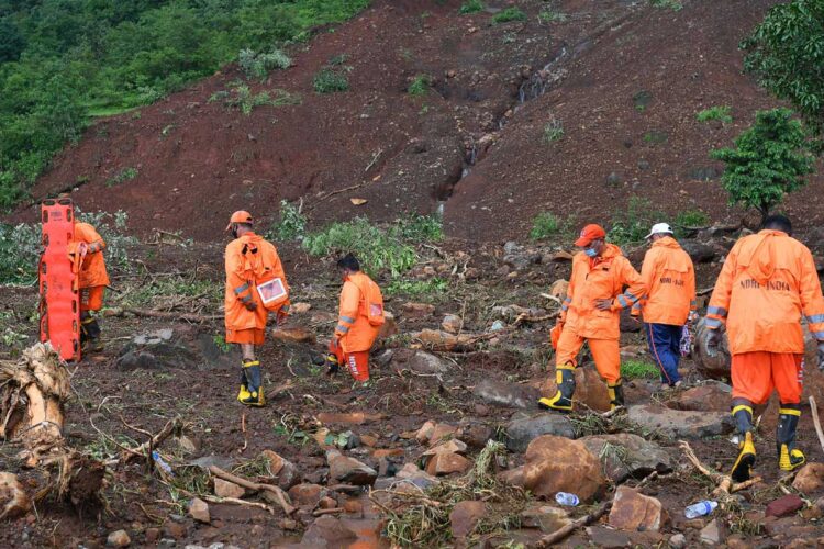 Al menos 11 muertos y 50 desaparecidos por deslizamiento de tierras en India