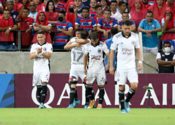 Colo Colo vence a Fortaleza y le amarga el debut histórico en Libertadores
