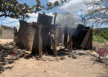 Pobladores de Puerto Suárez queman la casa de ayoreos acusados por robo