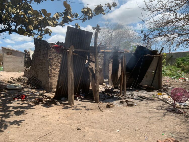 Pobladores de Puerto Suárez queman la casa de ayoreos acusados por robo