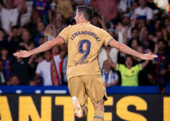 Un doblete de Lewandowski da la primera victoria del Barcelona en LaLiga