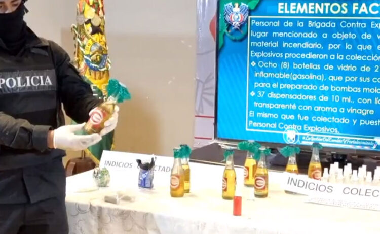 Bomberos halla ‘bombas molotov caseras’ y dinamita en medio del conflicto entre cocaleros y policías en Villa Fátima