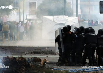 Choques entre indígenas y policías en Quito; gobierno alerta sobre amenazas a la democracia