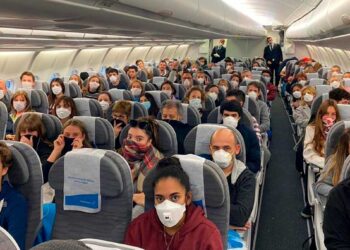 La UE levanta el lunes la obligación de usar mascarillas en aviones