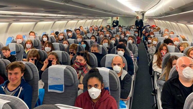 La UE levanta el lunes la obligación de usar mascarillas en aviones