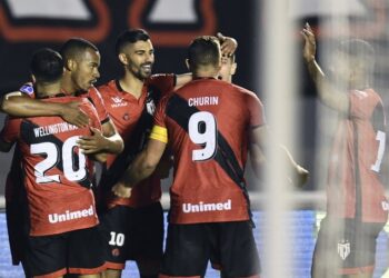 Atlético Goianiense gana 3-1 al Sao Paulo en ida de semifinales de la Sudamericana