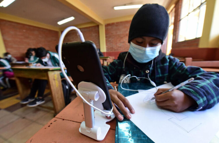 Unidades educativas en La Paz habilitarán línea whatsapp para la inscripción escolar