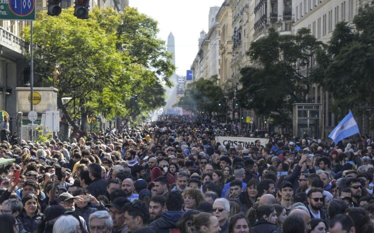 ‘Basta de odio’, el clamor en las calles tras atentado contra Kirchner en Argentina