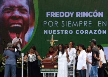 Una multitud despide al exfutbolista colombiano Freddy Rincón en estadio de Cali