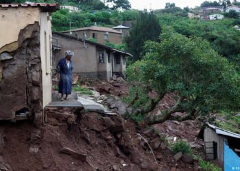 Cerca de 450 personas murieron en las inundaciones de Sudáfrica, donde las lluvias han disminuido