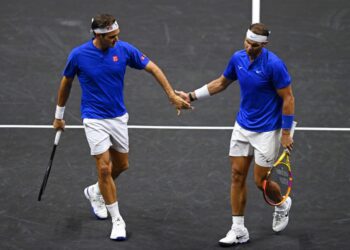 Roger Federer inicia su partido de la Laver Cup, el último de su carrera