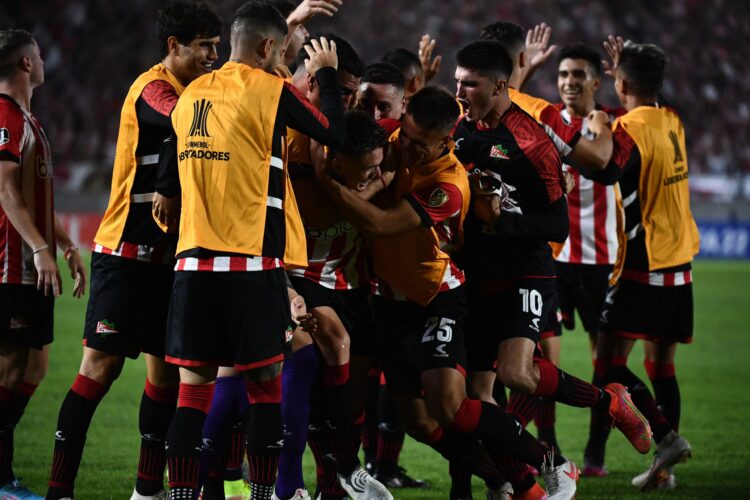 Estudiantes argentino vence 2-0 a Audax Italiano y avanza en la Copa Libertadores