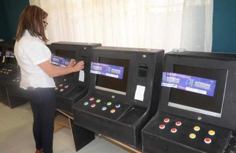 Funcionarios de la AJ realizan el control. Foto: Archivo LR