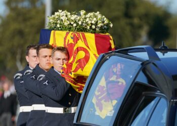 El féretro de Isabel II viaja a Londres para el último adiós