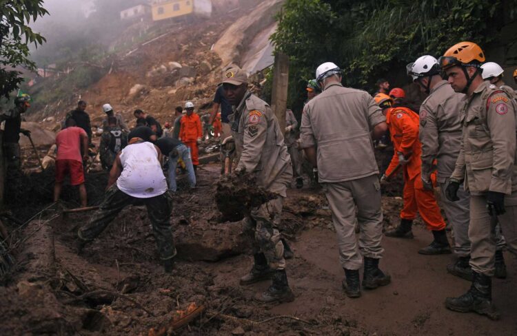 Suben a 152 los muertos tras alud en el estado de Río de Janeiro